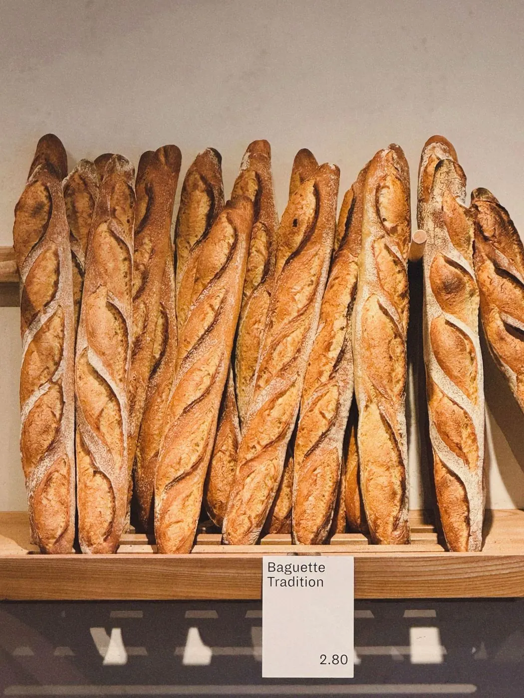 Baguettes de tradition rangées en boulangerie