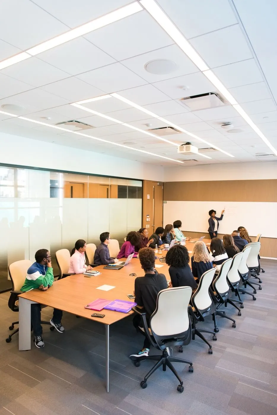 Réunion d'équipe dans une salle de bureaux