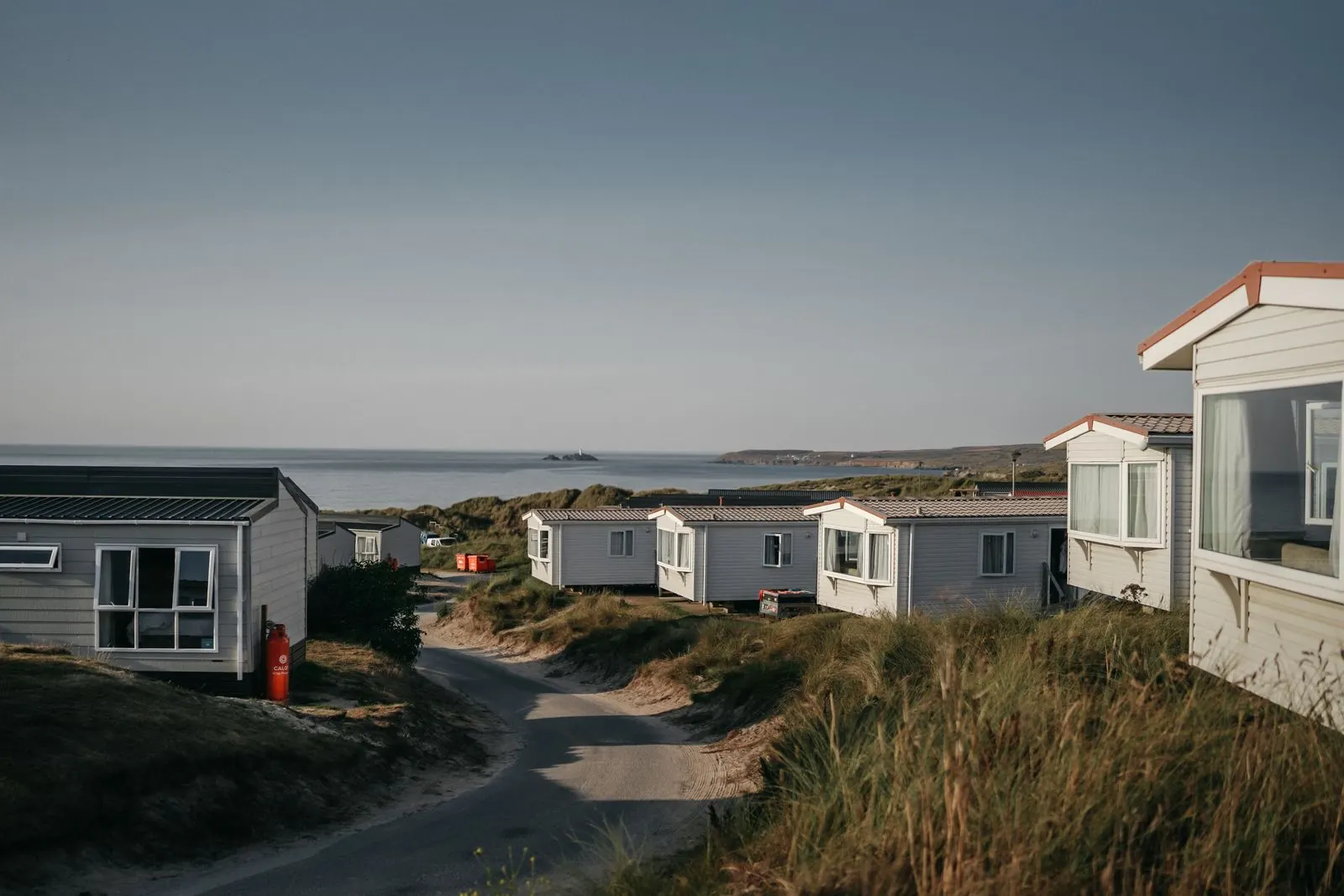 Rangée de mobil-homes en bord de mer dans un camping