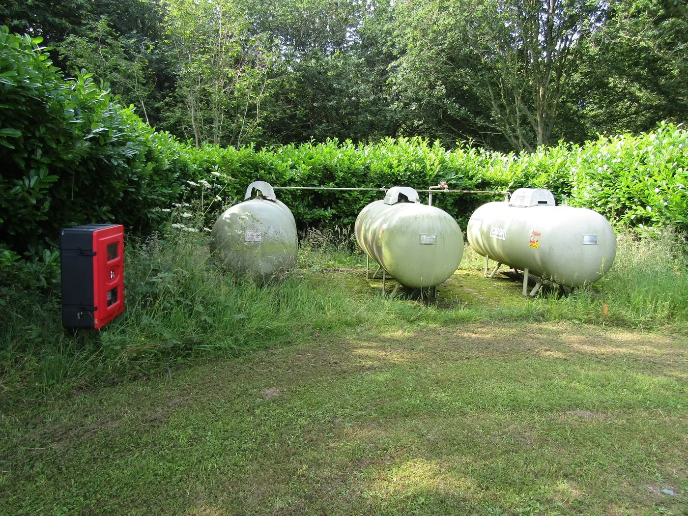 Citernes de propane aériennes installées à l'extérieur d'un bâtiment