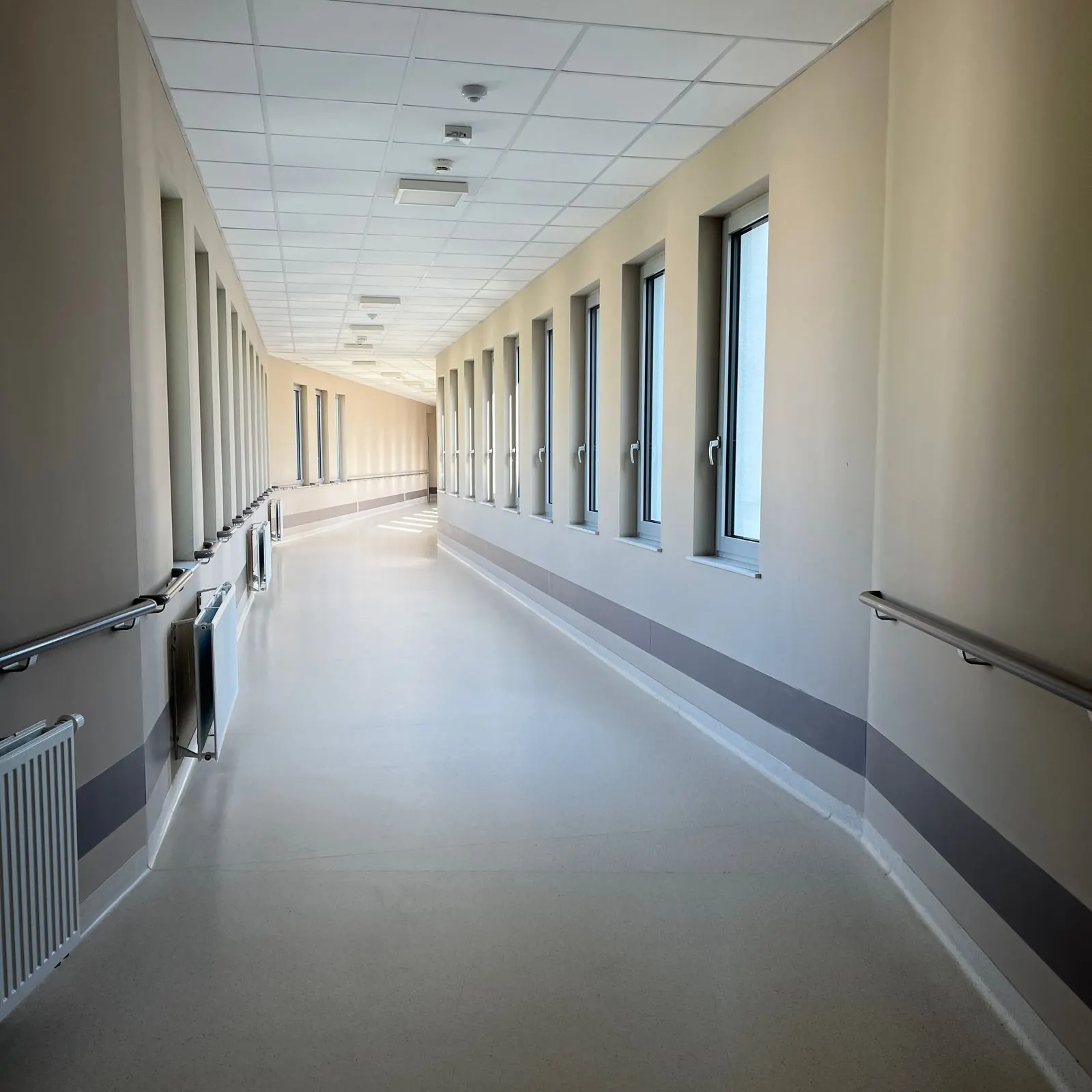 Couloir lumineux et moderne d'un établissement de santé