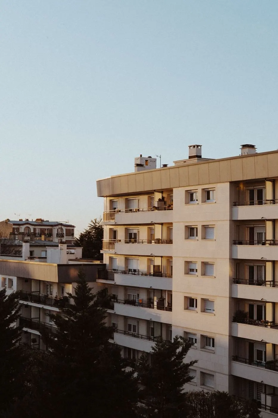 Immeubles résidentiels d'une copropriété au crépuscule