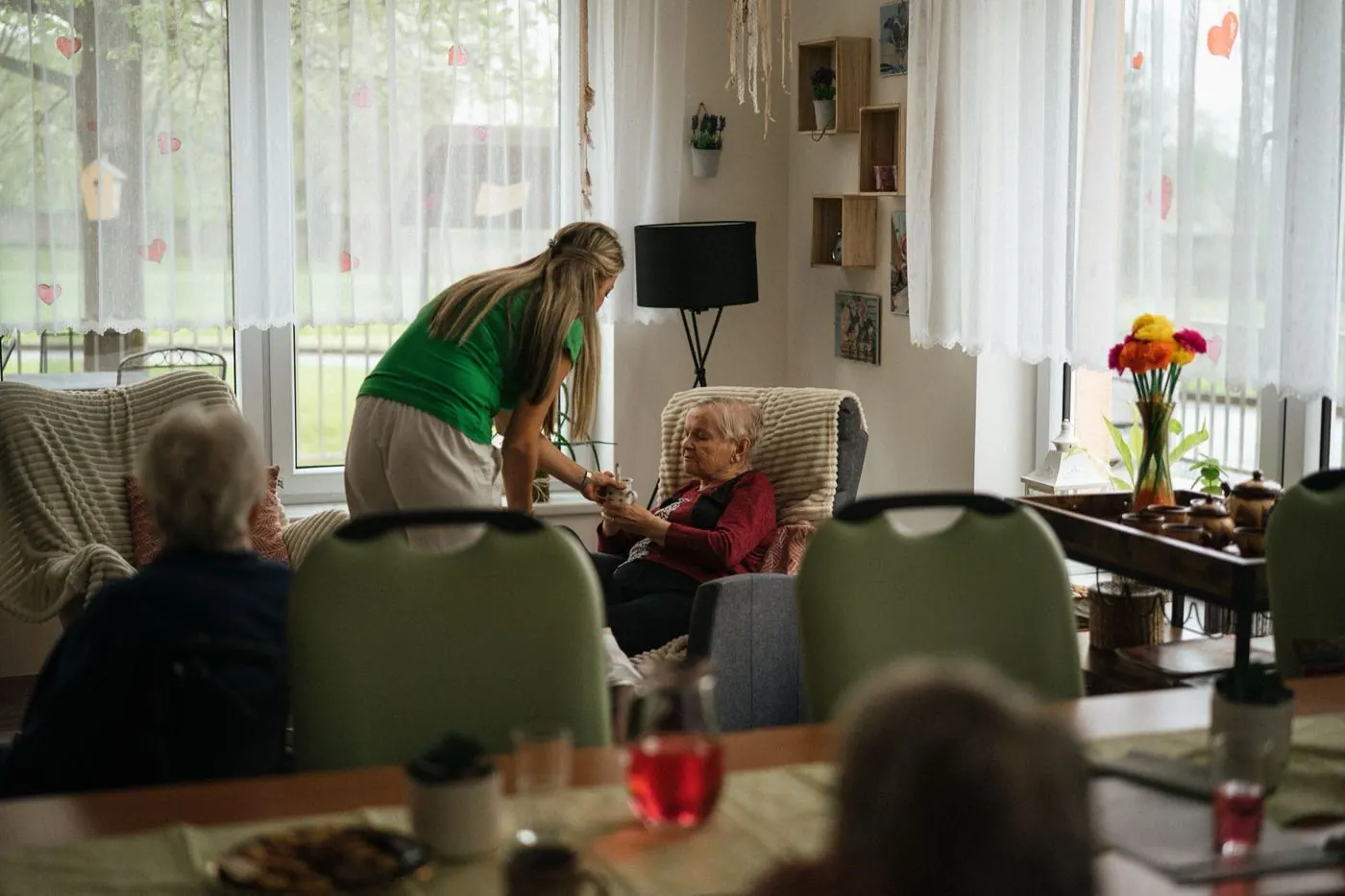 Aide-soignante auprès de résidents d'une résidence seniors