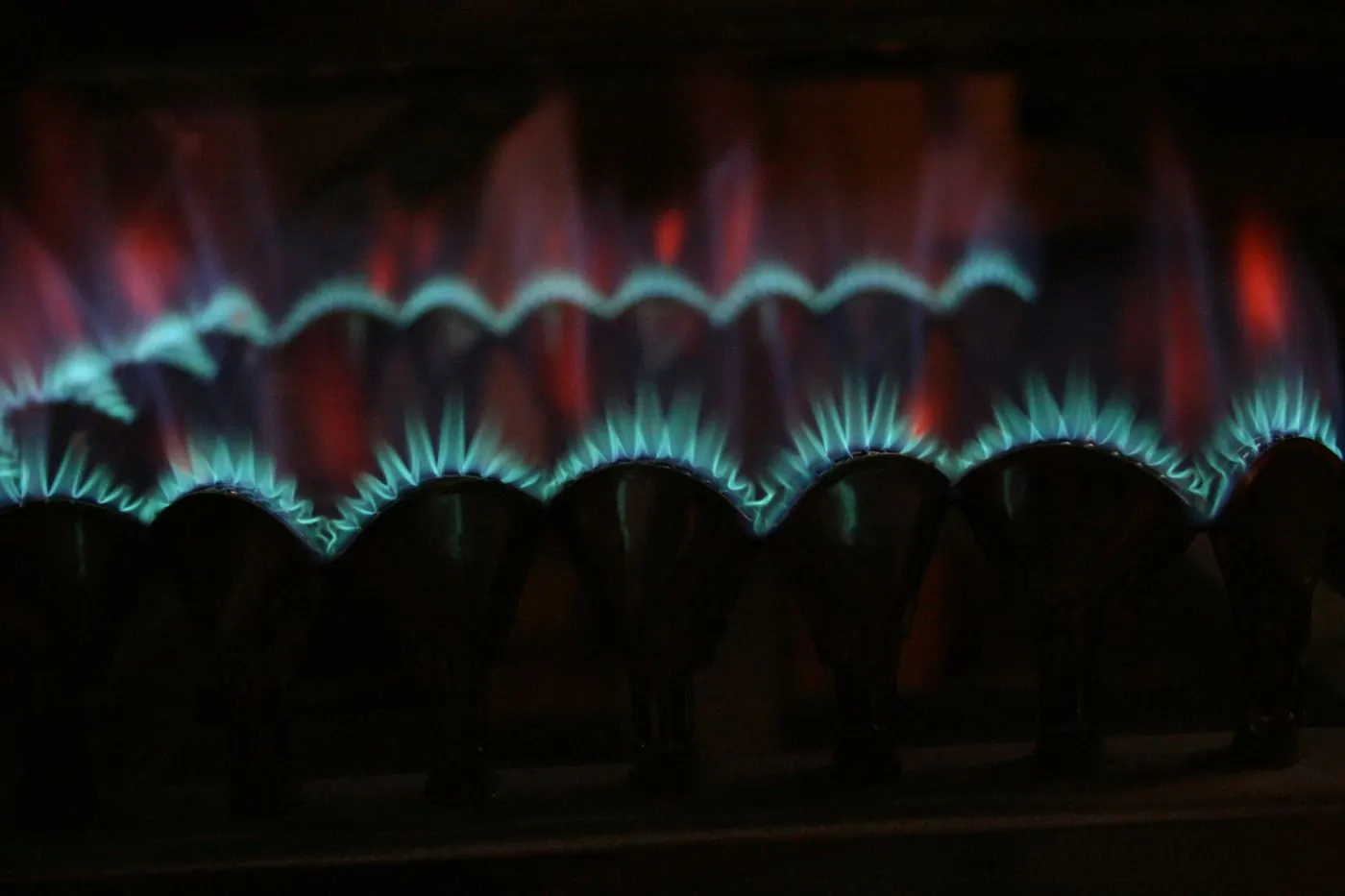 Flamme de gaz bleue d'un brûleur