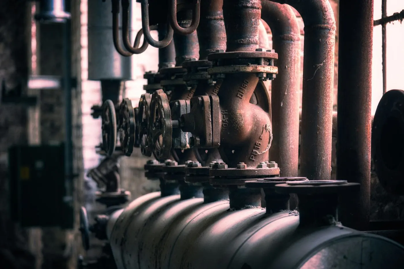 Tuyauterie et vannes d'une installation énergétique industrielle