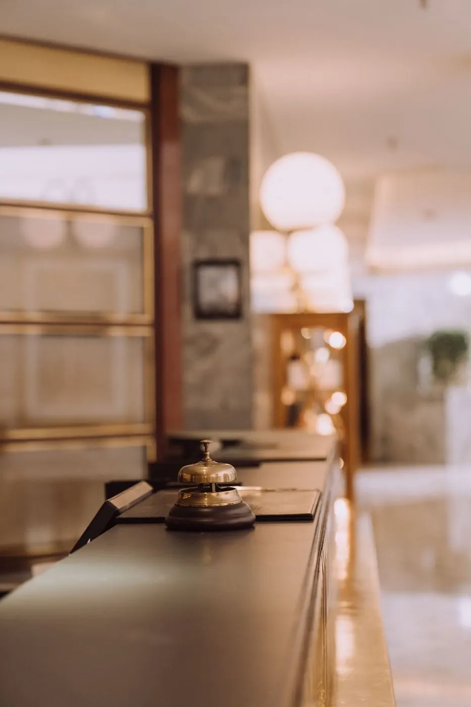 Comptoir de réception d'un hôtel avec sa cloche