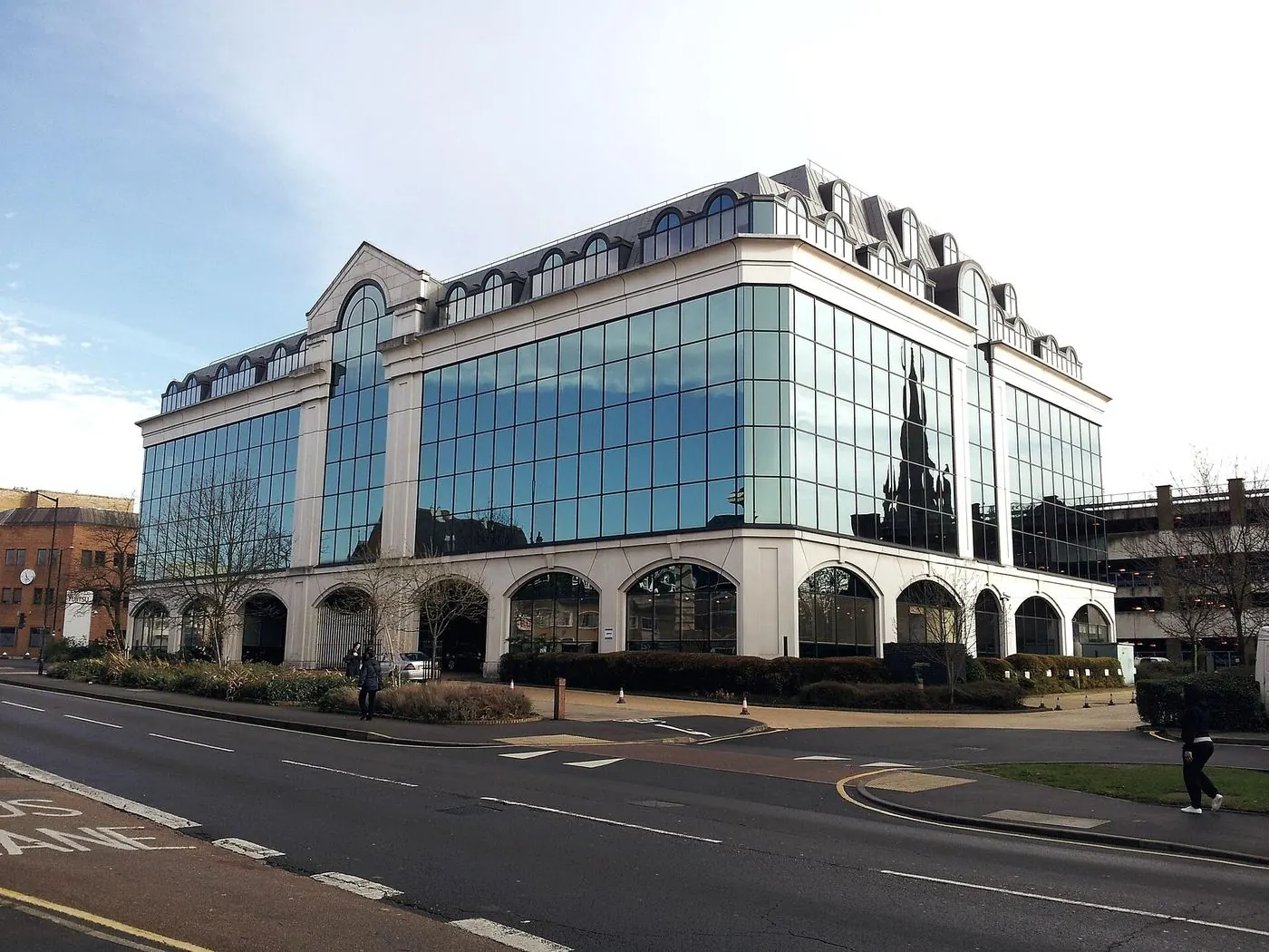 Immeuble de bureaux moderne à façade vitrée