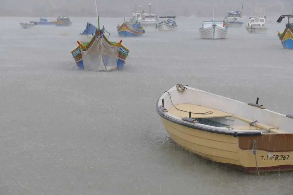 Pluie sur un port de pêche