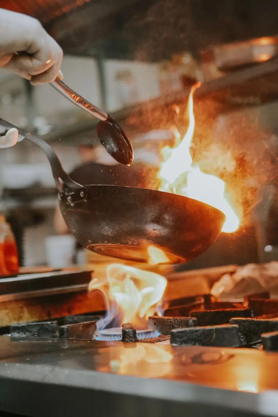 Cuisson au wok sur un feu vif en cuisine professionnelle