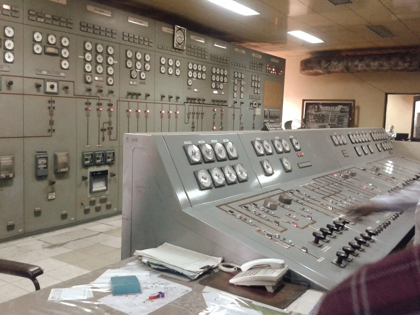 Salle de contrôle d'une centrale énergétique, écrans de suivi