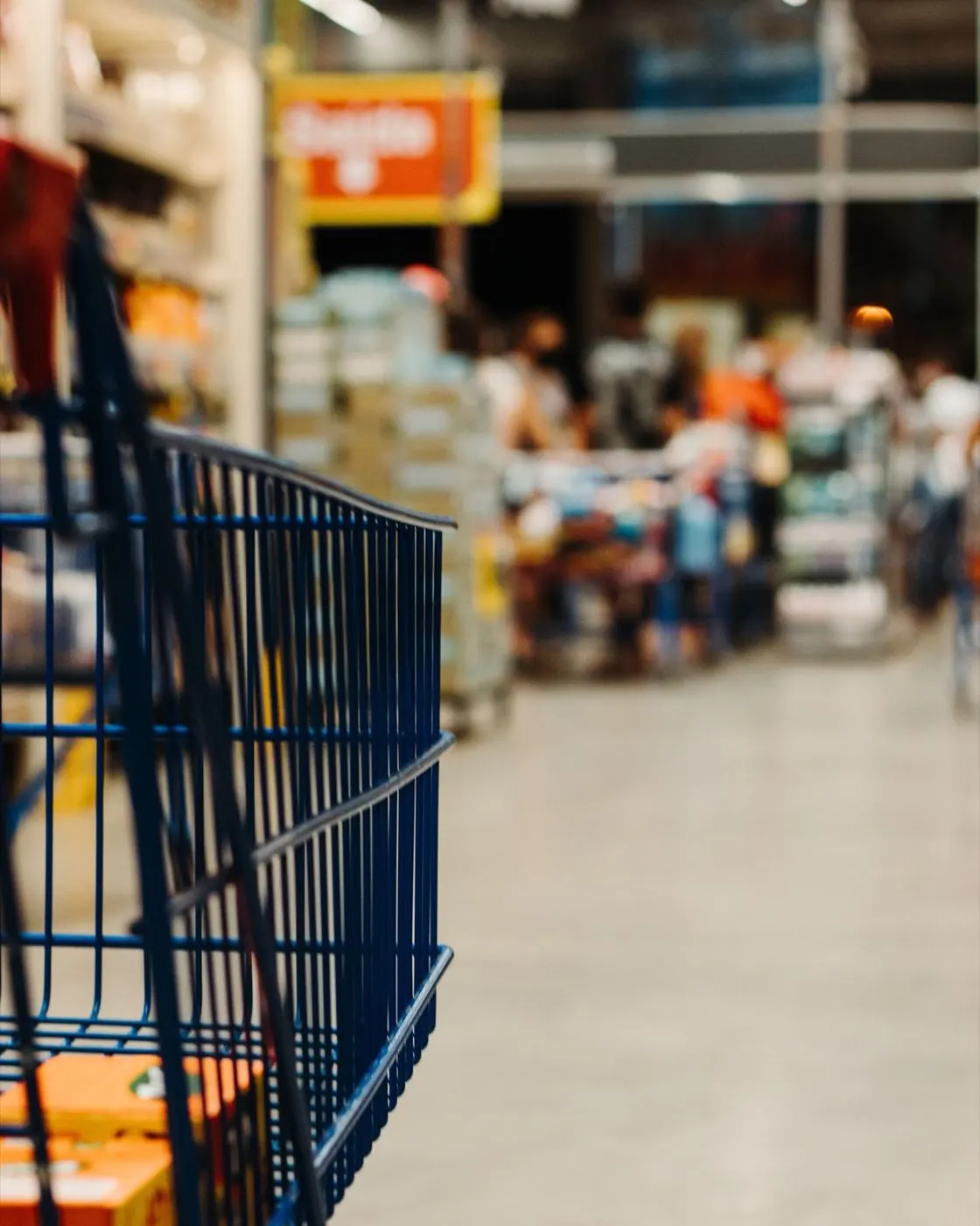 Caddie dans les rayons d'un supermarché
