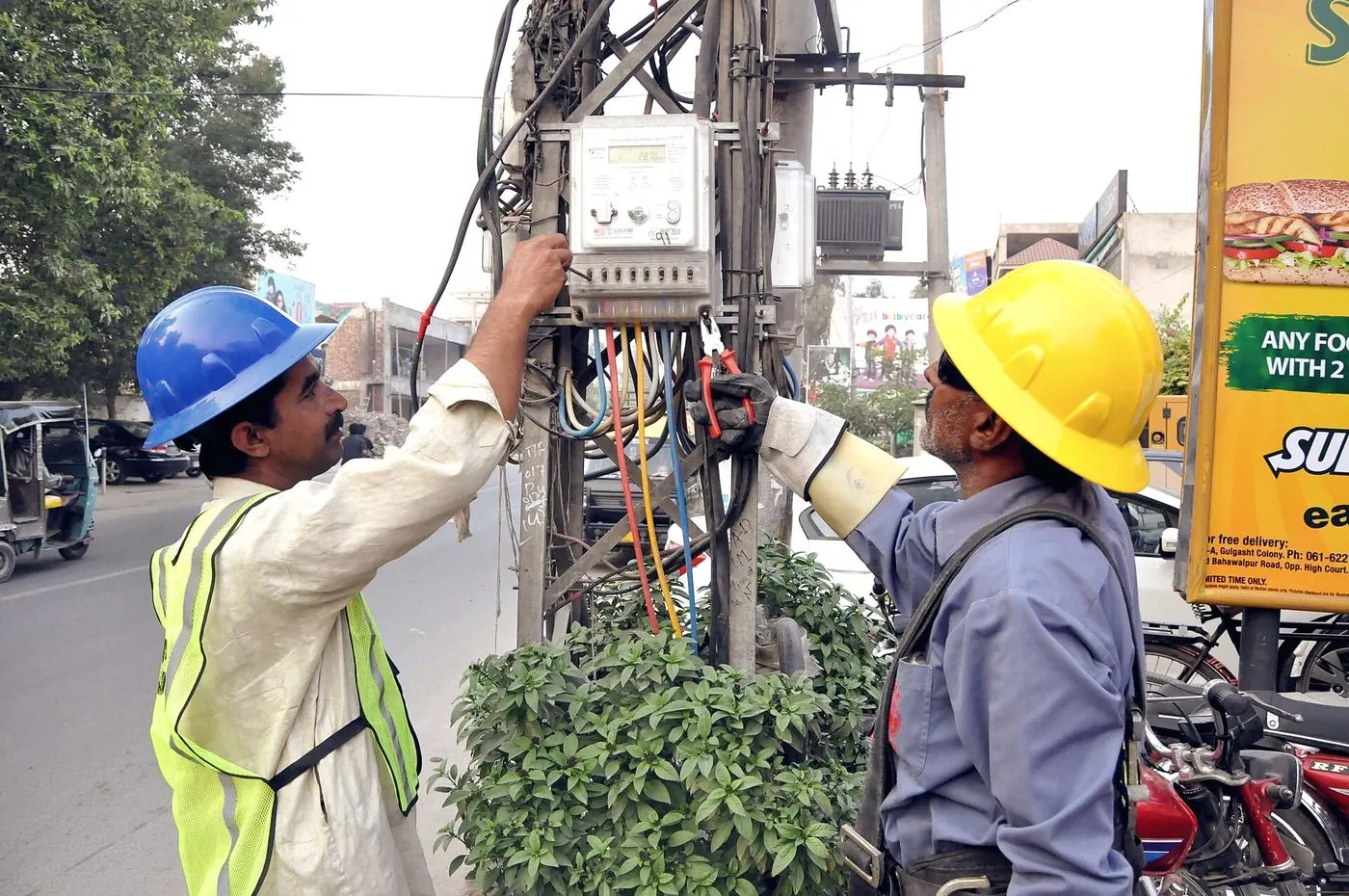 Technicien relevant un compteur électrique sur site