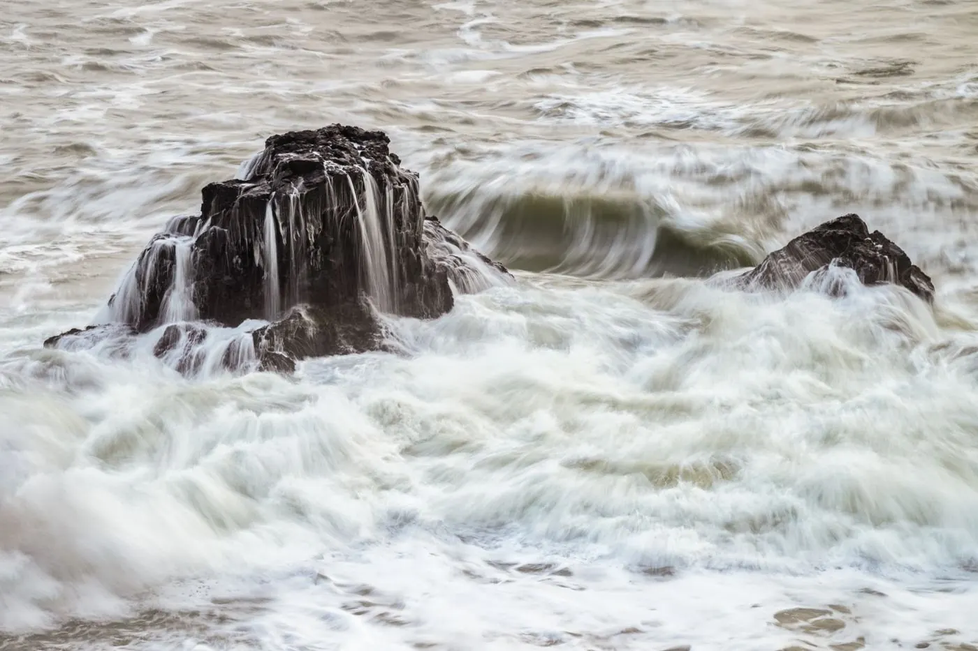 Vague qui se fracasse sur des rochers