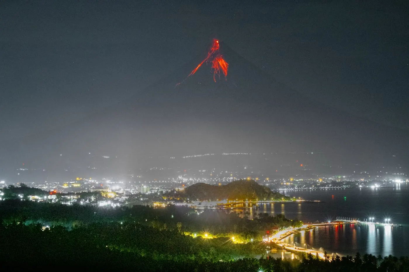 Volcan en éruption la nuit
